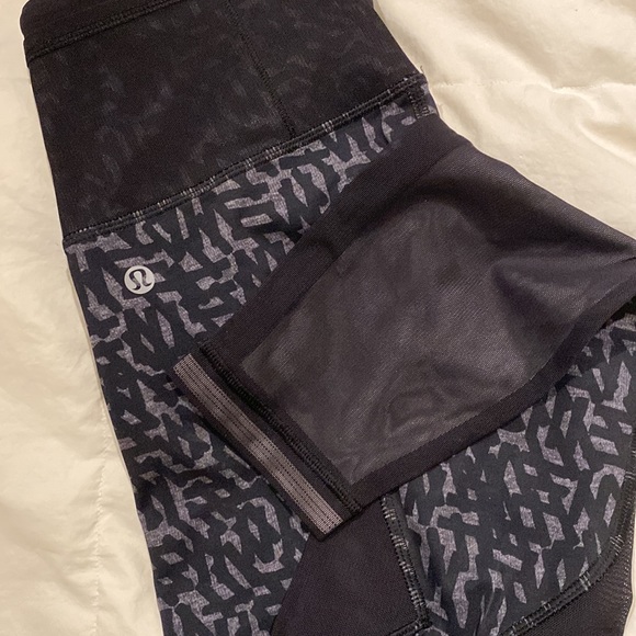 Lululemon Black Printed Mesh Back Leggings with Unique Print Size 4 - Picture 5 of 6